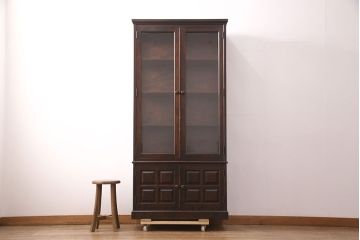 中古　希少な廃盤品!!　北海道民芸家具　OM158　落ち着きのある上品な空間づくりにおすすめの飾り棚(収納棚、戸棚、キャビネット、陳列棚、店舗什器)(R-051274)