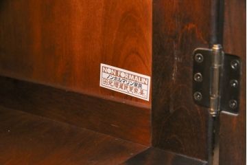 中古　希少な廃盤品!!　北海道民芸家具　OM158　落ち着きのある上品な空間づくりにおすすめの飾り棚(収納棚、戸棚、キャビネット、陳列棚、店舗什器)(R-051274)
