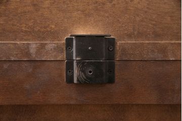 中古　希少な廃盤品!!　北海道民芸家具　OM158　落ち着きのある上品な空間づくりにおすすめの飾り棚(収納棚、戸棚、キャビネット、陳列棚、店舗什器)(R-051274)