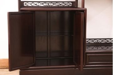 中古　美品　国産指物家具　漆塗りが美しい総シタン材製の飾り棚(茶棚、収納棚、戸棚)(R-051275)