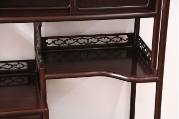 中古　美品　国産指物家具　漆塗りが美しい総シタン材製の飾り棚(茶棚、収納棚、戸棚)(R-051275)