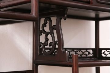 中古　美品　国産指物家具　漆塗りが美しい総シタン材製の飾り棚(茶棚、収納棚、戸棚)(R-051275)
