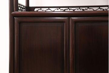 中古　美品　国産指物家具　漆塗りが美しい総シタン材製の飾り棚(茶棚、収納棚、戸棚)(R-051275)
