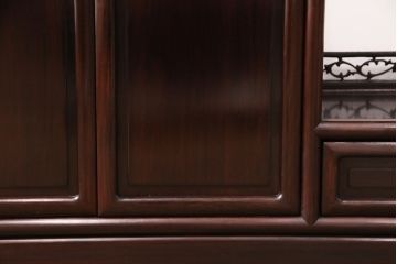 中古　美品　国産指物家具　漆塗りが美しい総シタン材製の飾り棚(茶棚、収納棚、戸棚)(R-051275)