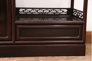 中古　美品　国産指物家具　漆塗りが美しい総シタン材製の飾り棚(茶棚、収納棚、戸棚)(R-051275)