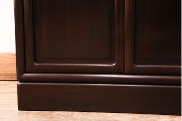 中古　美品　国産指物家具　漆塗りが美しい総シタン材製の飾り棚(茶棚、収納棚、戸棚)(R-051275)