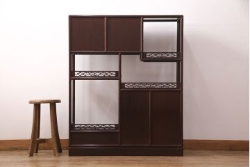 中古　美品　国産指物家具　漆塗りが美しい総シタン材製の飾り棚(茶棚、収納棚、戸棚)(R-051275)