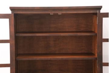 中古　北海道民芸家具　上質なつくりとクラシカルな佇まいが素敵な本箱(ブックケース、収納棚、サイドキャビネット、飾り棚)(R-051276)