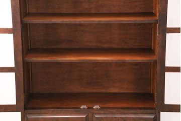 中古　北海道民芸家具　上質なつくりとクラシカルな佇まいが素敵な本箱(ブックケース、収納棚、サイドキャビネット、飾り棚)(R-051276)