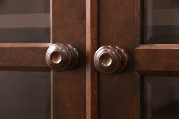 中古　北海道民芸家具　上質なつくりとクラシカルな佇まいが素敵な本箱(ブックケース、収納棚、サイドキャビネット、飾り棚)(R-051276)