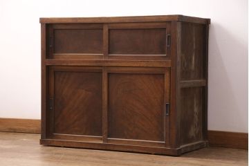 アンティーク家具　昭和初期　前面ケヤキ材　木の温もりそのままに、和の趣あふれる収納棚(関東水屋箪笥、戸棚、サイドキャビネット、サイドボード)(R-051281)