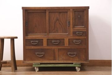 アンティーク家具　昭和初期　前面ケヤキ材　木の温もりそのままに、和の趣あふれる収納棚(関東水屋箪笥、戸棚、サイドボード、サイドキャビネット)(R-051282)