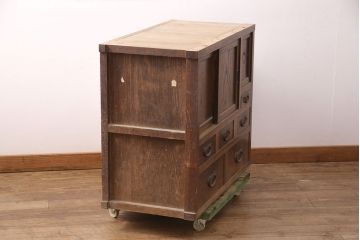 アンティーク家具　昭和初期　前面ケヤキ材　木の温もりそのままに、和の趣あふれる収納棚(関東水屋箪笥、戸棚、サイドボード、サイドキャビネット)(R-051282)