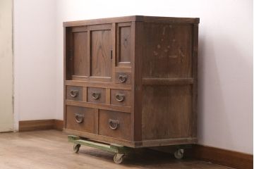 アンティーク家具　昭和初期　前面ケヤキ材　木の温もりそのままに、和の趣あふれる収納棚(関東水屋箪笥、戸棚、サイドボード、サイドキャビネット)(R-051282)