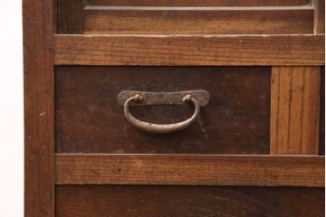 アンティーク家具　昭和初期　前面ケヤキ材　木の温もりそのままに、和の趣あふれる収納棚(関東水屋箪笥、戸棚、サイドボード、サイドキャビネット)(R-051282)