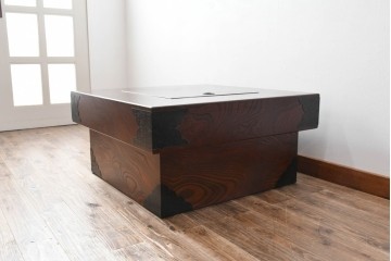 中古　民芸家具　美しい杢目と上品な金具が魅力の角火鉢(関西火鉢)(R-051284)