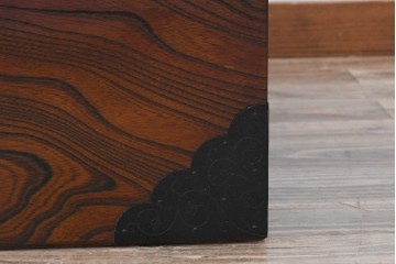中古　民芸家具　美しい杢目と上品な金具が魅力の角火鉢(関西火鉢)(R-051284)