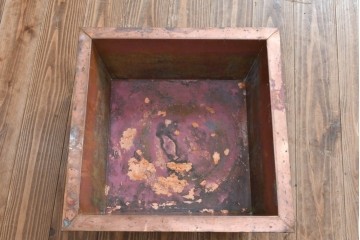 中古　民芸家具　美しい杢目と上品な金具が魅力の角火鉢(関西火鉢)(R-051284)