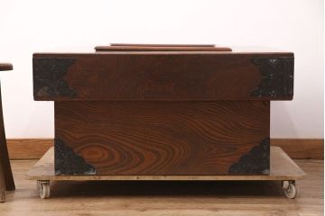 中古　民芸家具　美しい杢目と上品な金具が魅力の角火鉢(関西火鉢、木製火鉢、長火鉢、囲炉裏、座卓)(R-051284)