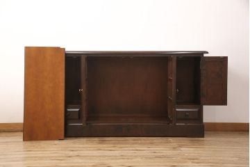 中古　北海道民芸家具　クラシカルな雰囲気が魅力!落ち着きのある空間づくりにおすすめのサイドボード(サイドキャビネット、リビングボード、収納棚)(R-051285)