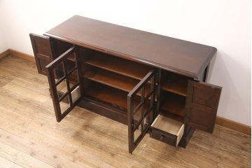 中古　北海道民芸家具　クラシカルな雰囲気が魅力!落ち着きのある空間づくりにおすすめのサイドボード(サイドキャビネット、リビングボード、収納棚)(R-051285)