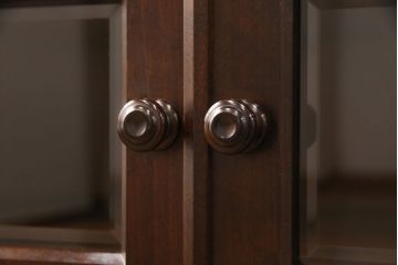 中古　北海道民芸家具　クラシカルな雰囲気が魅力!落ち着きのある空間づくりにおすすめのサイドボード(サイドキャビネット、リビングボード、収納棚)(R-051285)