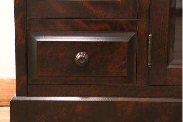 中古　北海道民芸家具　クラシカルな雰囲気が魅力!落ち着きのある空間づくりにおすすめのサイドボード(サイドキャビネット、リビングボード、収納棚)(R-051285)