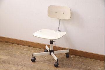 ヴィンテージ家具　ジャパンビンテージ　チトセ(Chitose)　ホワイトのペイントがスタイリッシュな雰囲気を醸しだすデスクチェア(回転チェア、板座チェア)(R-051289)