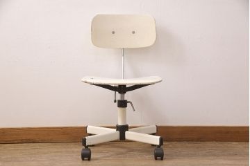 ヴィンテージ家具　ジャパンビンテージ　チトセ(Chitose)　ホワイトのペイントがスタイリッシュな雰囲気を醸しだすデスクチェア(回転チェア、板座チェア)(R-051289)