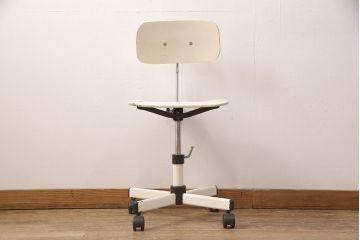 ヴィンテージ家具　ジャパンビンテージ　チトセ(Chitose)　ホワイトのペイントがスタイリッシュな雰囲気を醸しだすデスクチェア(回転チェア、板座チェア)(R-051289)