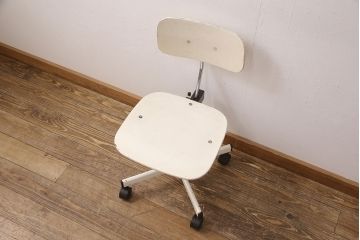 ヴィンテージ家具　ジャパンビンテージ　チトセ(Chitose)　ホワイトのペイントがスタイリッシュな雰囲気を醸しだすデスクチェア(回転チェア、板座チェア)(R-051289)