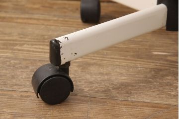 ヴィンテージ家具　ジャパンビンテージ　チトセ(Chitose)　ホワイトのペイントがスタイリッシュな雰囲気を醸しだすデスクチェア(回転チェア、板座チェア)(R-051289)
