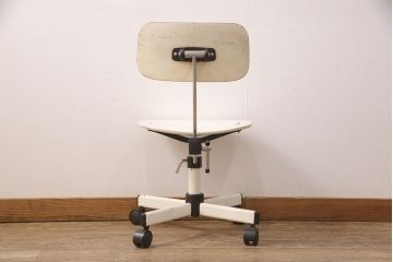 ヴィンテージ家具　ジャパンビンテージ　チトセ(Chitose)　ホワイトのペイントがスタイリッシュな雰囲気を醸しだすデスクチェア(回転チェア、板座チェア)(R-051289)