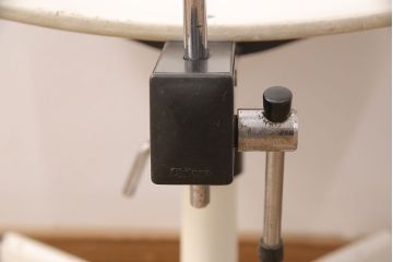 ヴィンテージ家具　ジャパンビンテージ　チトセ(Chitose)　ホワイトのペイントがスタイリッシュな雰囲気を醸しだすデスクチェア(回転チェア、板座チェア)(R-051289)