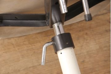 ヴィンテージ家具　ジャパンビンテージ　チトセ(Chitose)　ホワイトのペイントがスタイリッシュな雰囲気を醸しだすデスクチェア(回転チェア、板座チェア)(R-051289)
