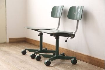 ヴィンテージ家具　デンマークビンテージ　メンズライクな空間づくりにおすすめ!グリーンカラーが魅力のデスクチェア2脚セット(回転チェア、板座チェア)(R-051290)