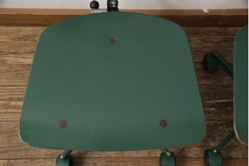 ヴィンテージ家具　デンマークビンテージ　メンズライクな空間づくりにおすすめ!グリーンカラーが魅力のデスクチェア2脚セット(回転チェア、板座チェア)(R-051290)