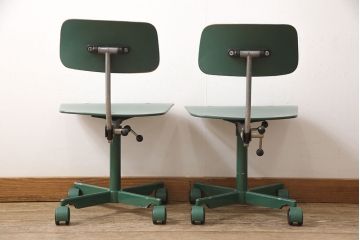 ヴィンテージ家具　デンマークビンテージ　メンズライクな空間づくりにおすすめ!グリーンカラーが魅力のデスクチェア2脚セット(回転チェア、板座チェア)(R-051290)