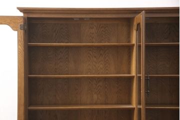 中古　超美品　横浜ダニエル(daniel)　ナラ材仕立てが珍しい特注品の食器棚(キャビネット、収納棚、ブックケース、本箱、飾り棚)(定価約100万円)(R-051291)