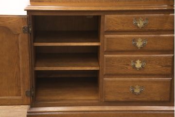 中古　超美品　横浜ダニエル(daniel)　ナラ材仕立てが珍しい特注品の食器棚(キャビネット、収納棚、ブックケース、本箱、飾り棚)(定価約100万円)(R-051291)