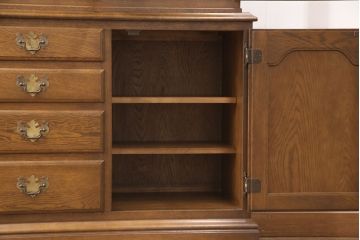 中古　超美品　横浜ダニエル(daniel)　ナラ材仕立てが珍しい特注品の食器棚(キャビネット、収納棚、ブックケース、本箱、飾り棚)(定価約100万円)(R-051291)