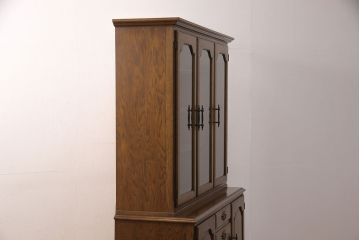 中古　超美品　横浜ダニエル(daniel)　ナラ材仕立てが珍しい特注品の食器棚(キャビネット、収納棚、ブックケース、本箱、飾り棚)(定価約100万円)(R-051291)