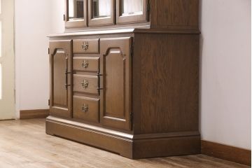 中古　超美品　横浜ダニエル(daniel)　ナラ材仕立てが珍しい特注品の食器棚(キャビネット、収納棚、ブックケース、本箱、飾り棚)(定価約100万円)(R-051291)