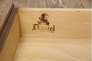 中古　超美品　横浜ダニエル(daniel)　ナラ材仕立てが珍しい特注品の食器棚(キャビネット、収納棚、ブックケース、本箱、飾り棚)(定価約100万円)(R-051291)