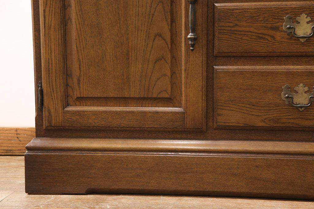 中古　超美品　横浜ダニエル(daniel)　ナラ材仕立てが珍しい特注品の食器棚(キャビネット、収納棚、ブックケース、本箱、飾り棚)(定価約100万円)(R-051291)