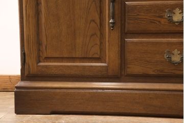 中古　超美品　横浜ダニエル(daniel)　ナラ材仕立てが珍しい特注品の食器棚(キャビネット、収納棚、ブックケース、本箱、飾り棚)(定価約100万円)(R-051291)