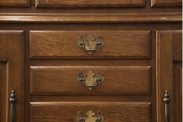 中古　超美品　横浜ダニエル(daniel)　ナラ材仕立てが珍しい特注品の食器棚(キャビネット、収納棚、ブックケース、本箱、飾り棚)(定価約100万円)(R-051291)