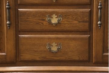 中古　超美品　横浜ダニエル(daniel)　ナラ材仕立てが珍しい特注品の食器棚(キャビネット、収納棚、ブックケース、本箱、飾り棚)(定価約100万円)(R-051291)