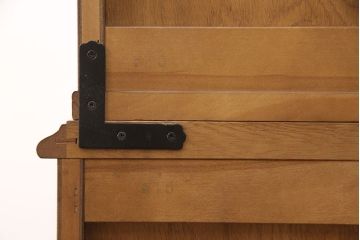 中古　超美品　横浜ダニエル(daniel)　ナラ材仕立てが珍しい特注品の食器棚(キャビネット、収納棚、ブックケース、本箱、飾り棚)(定価約100万円)(R-051291)