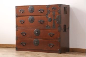 アンティーク家具　大正昭和初期　前面ケヤキ材　桜丸金具が上品な雰囲気を醸しだす米沢箪笥(重ね箪笥、衣装箪笥、引き出し、収納箪笥)(R-051300)
